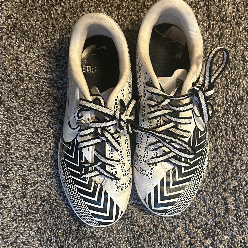 Boys Nike indoor soccer shoes 3.5 Y